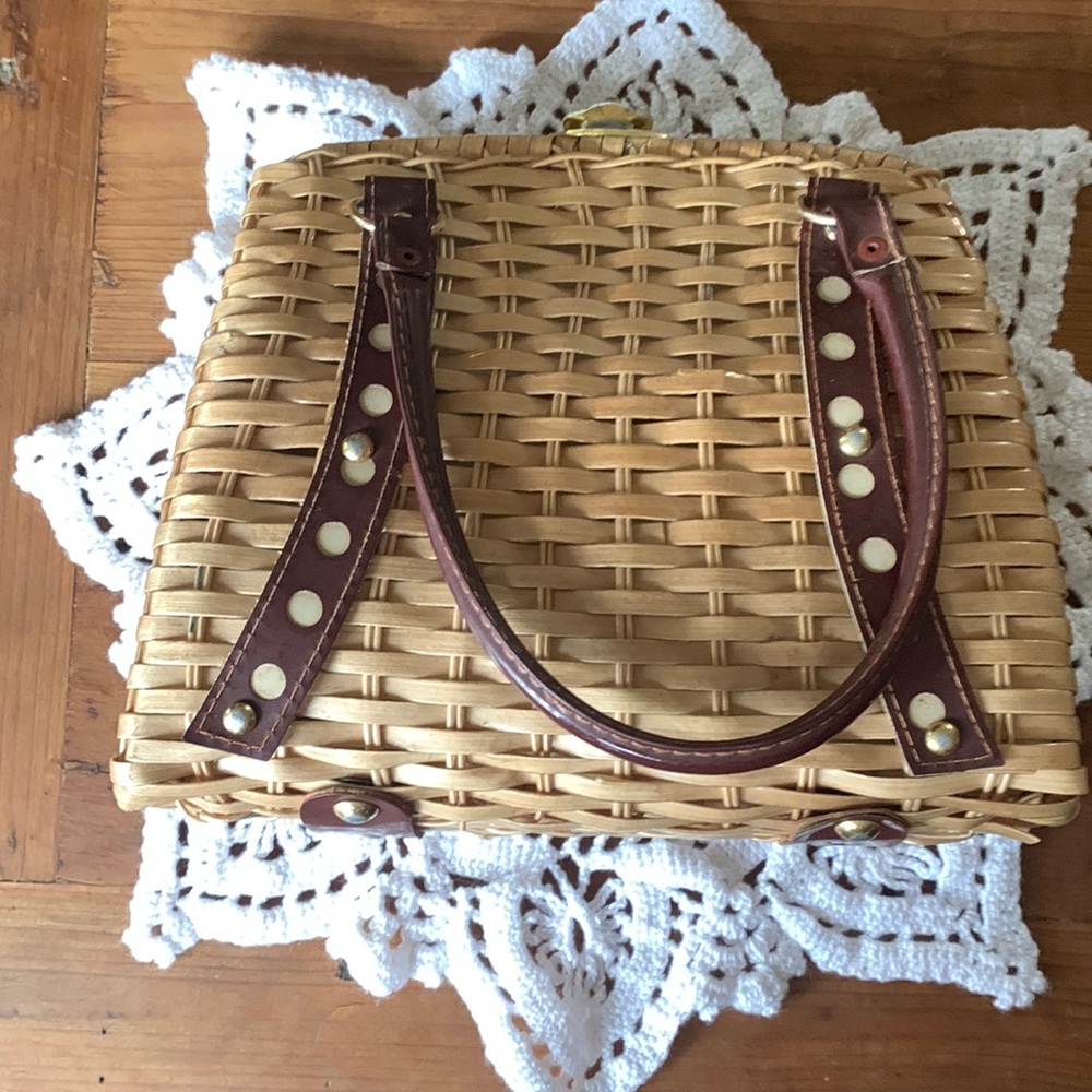 Wicker clutch